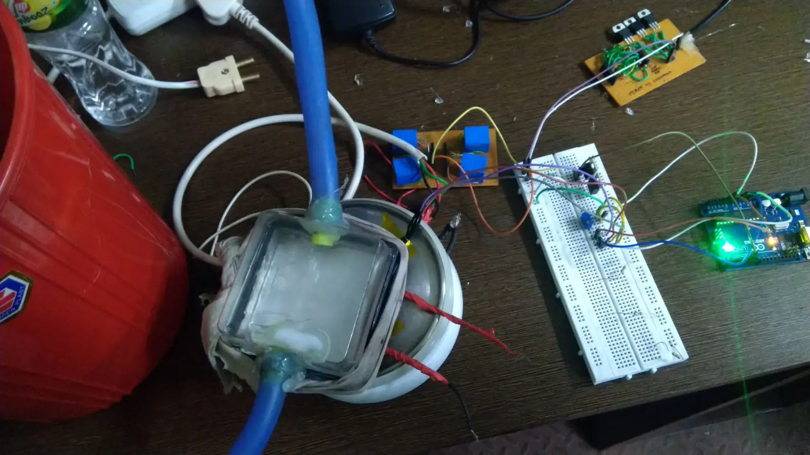 A rig built to characterise Peltier plates, because the datasheet was not enough.